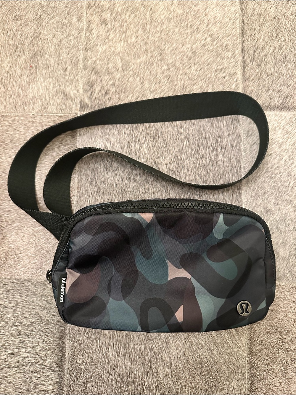 Lululemon Everywhere Belt Bag in Abstract Forest Green